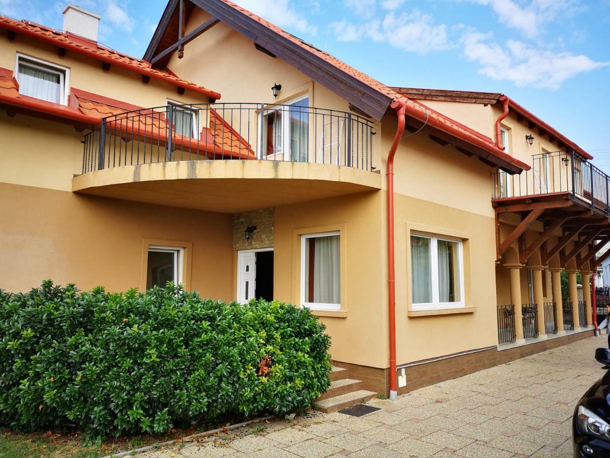 Borostyan Panzio Balatonfuered住宿加早餐旅馆 外观 照片